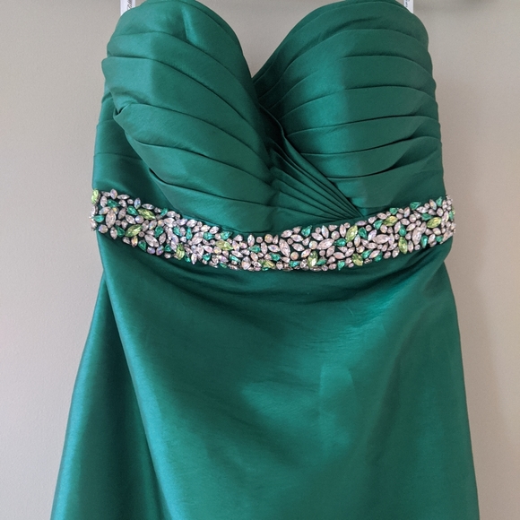 Emerald Green evening gown or grad dress - Picture 2 of 8